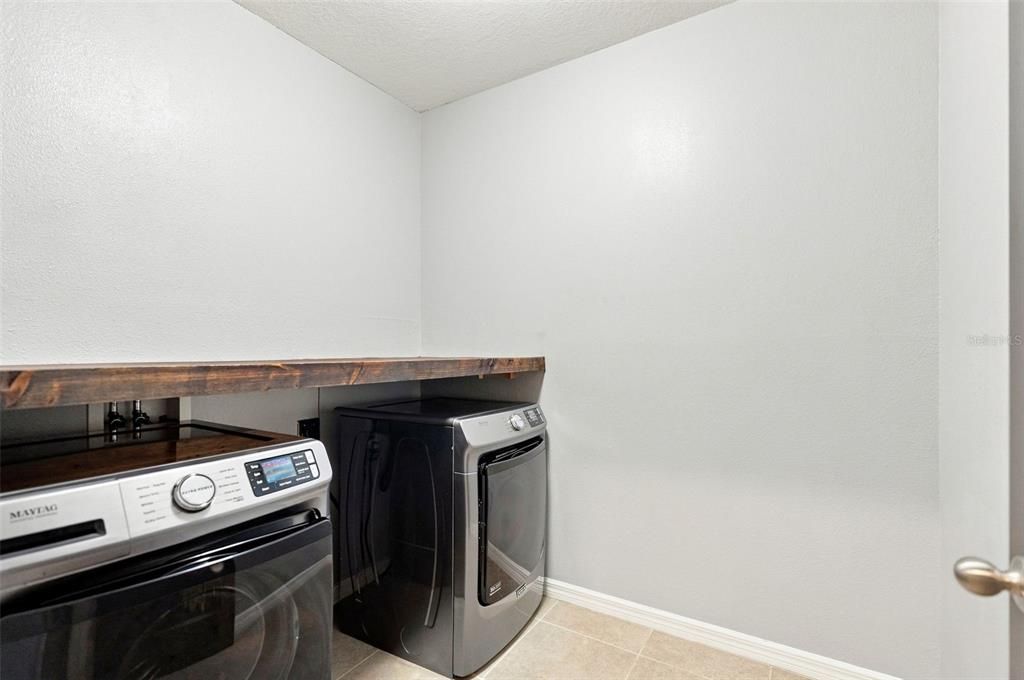 Activo con contrato: $395,000 (5 camas, 3 baños, 2463 Pies cuadrados)