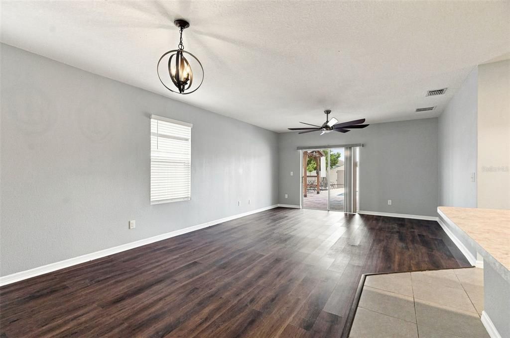 Activo con contrato: $395,000 (5 camas, 3 baños, 2463 Pies cuadrados)