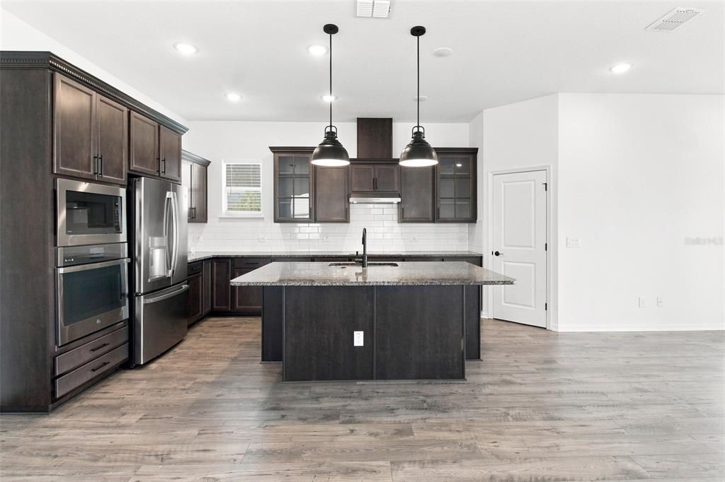 For Sale: $480,000 (4 beds, 3 baths, 2500 Square Feet)