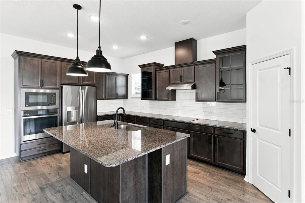For Sale: $480,000 (4 beds, 3 baths, 2500 Square Feet)
