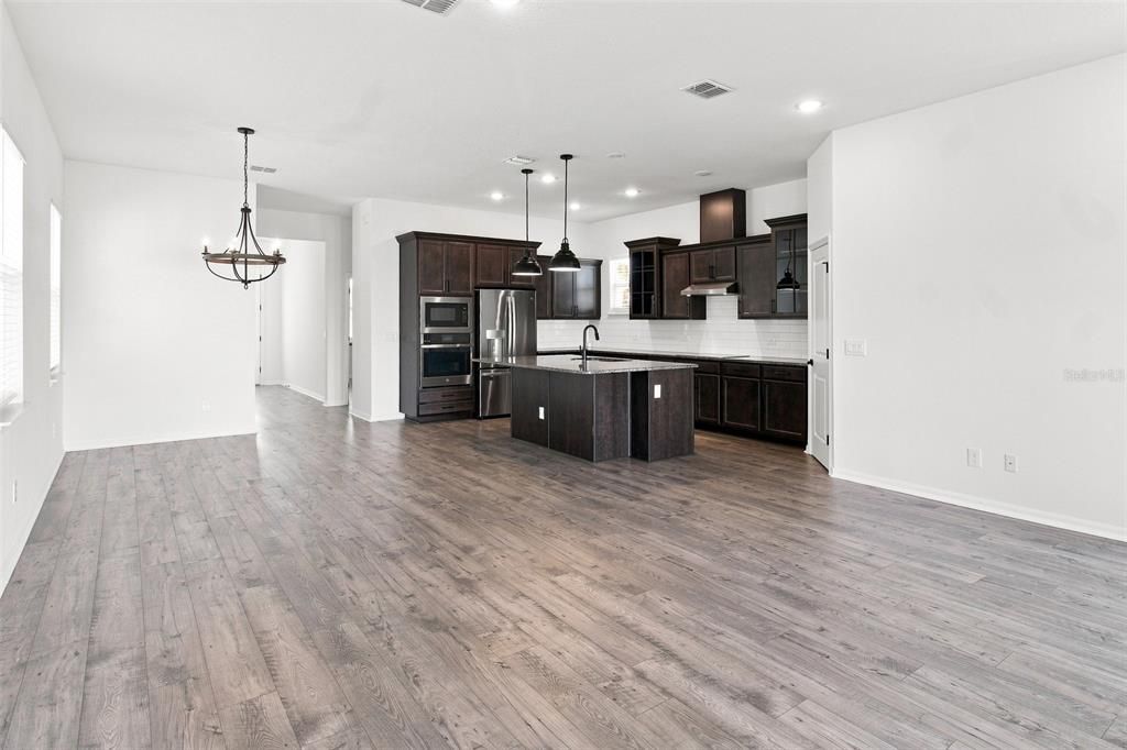 For Sale: $480,000 (4 beds, 3 baths, 2500 Square Feet)