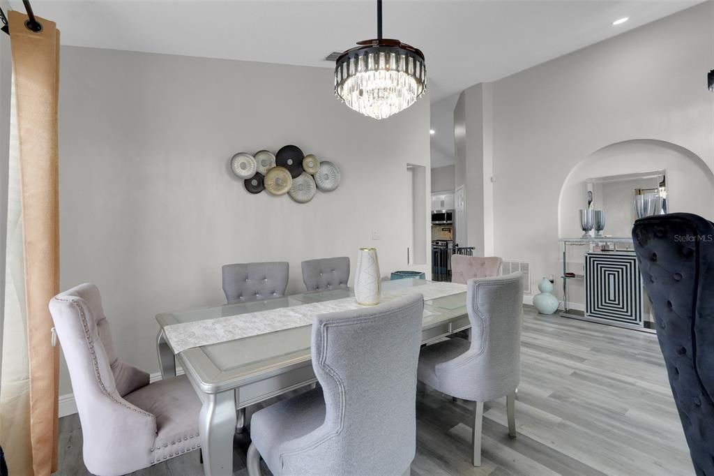 Под контрактом: $399,997 (3 спален, 2 ванн, 1720 Квадратных фут)
