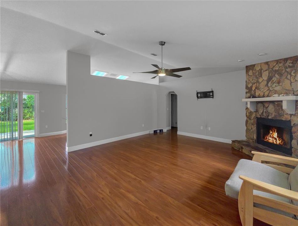 For Rent: $1,850 (3 beds, 2 baths, 1594 Square Feet)