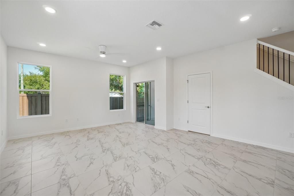 Activo con contrato: $372,955 (3 camas, 2 baños, 1702 Pies cuadrados)