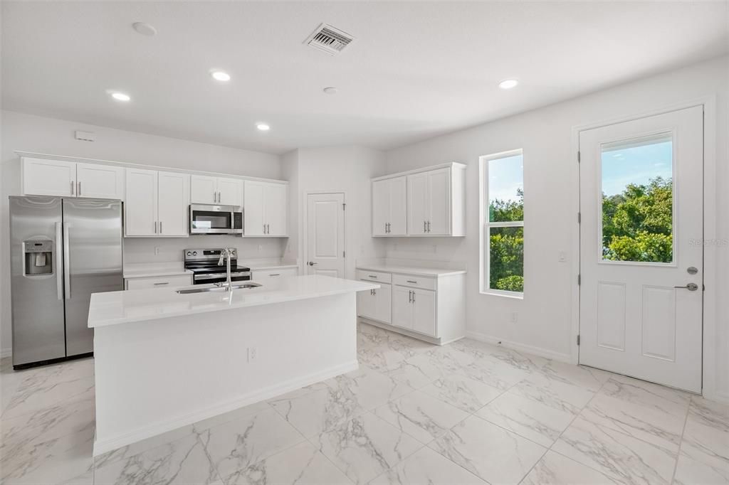 Activo con contrato: $372,955 (3 camas, 2 baños, 1702 Pies cuadrados)