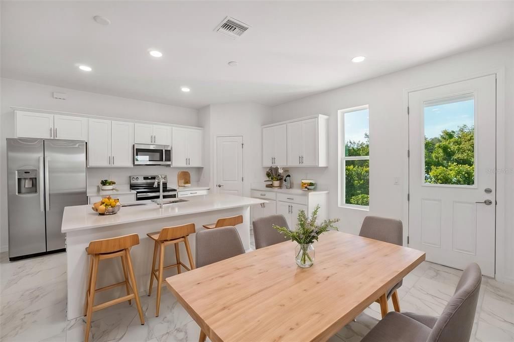 Activo con contrato: $372,955 (3 camas, 2 baños, 1702 Pies cuadrados)