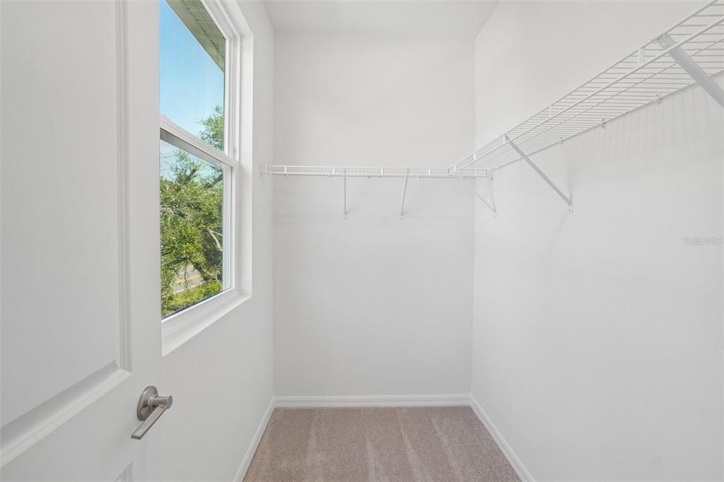 Activo con contrato: $372,955 (3 camas, 2 baños, 1702 Pies cuadrados)