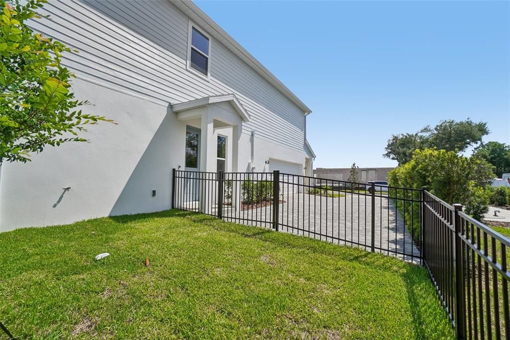 Activo con contrato: $372,955 (3 camas, 2 baños, 1702 Pies cuadrados)