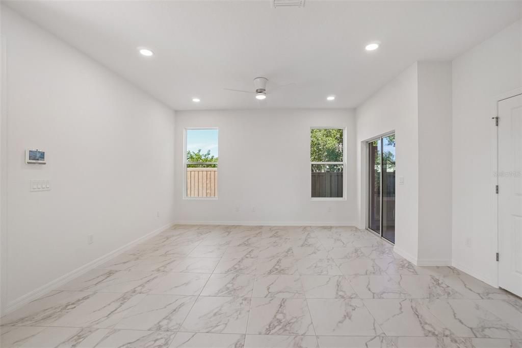 Activo con contrato: $372,955 (3 camas, 2 baños, 1702 Pies cuadrados)