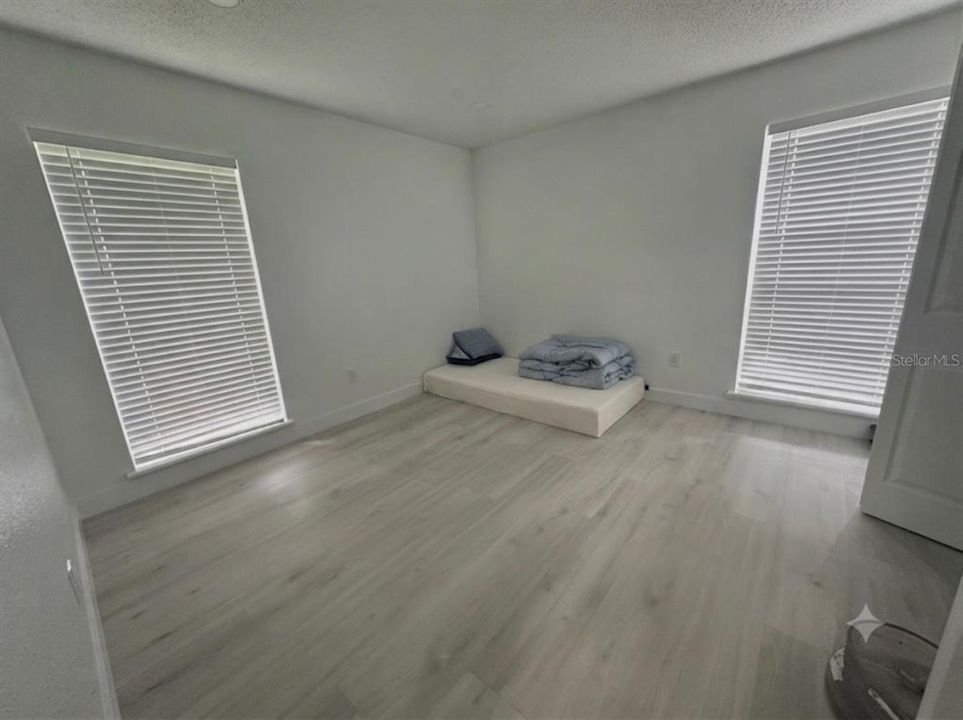 For Rent: $1,300 (2 beds, 2 baths, 3417 Square Feet)