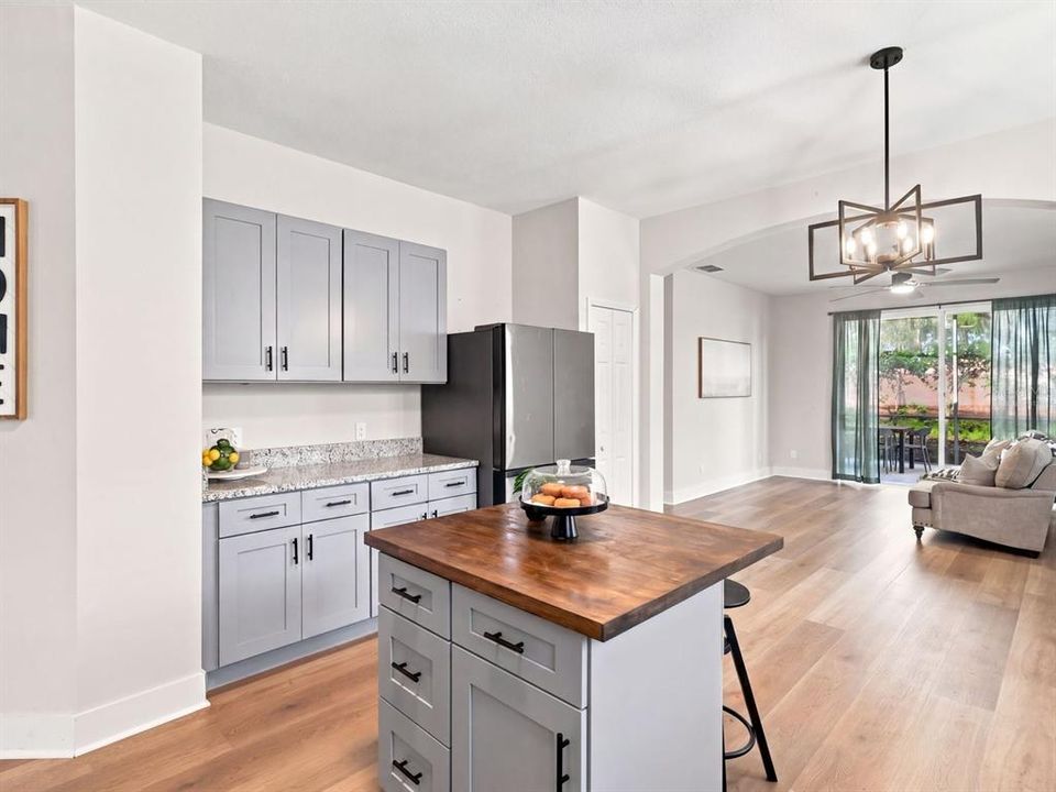 For Sale: $425,000 (4 beds, 2 baths, 1952 Square Feet)