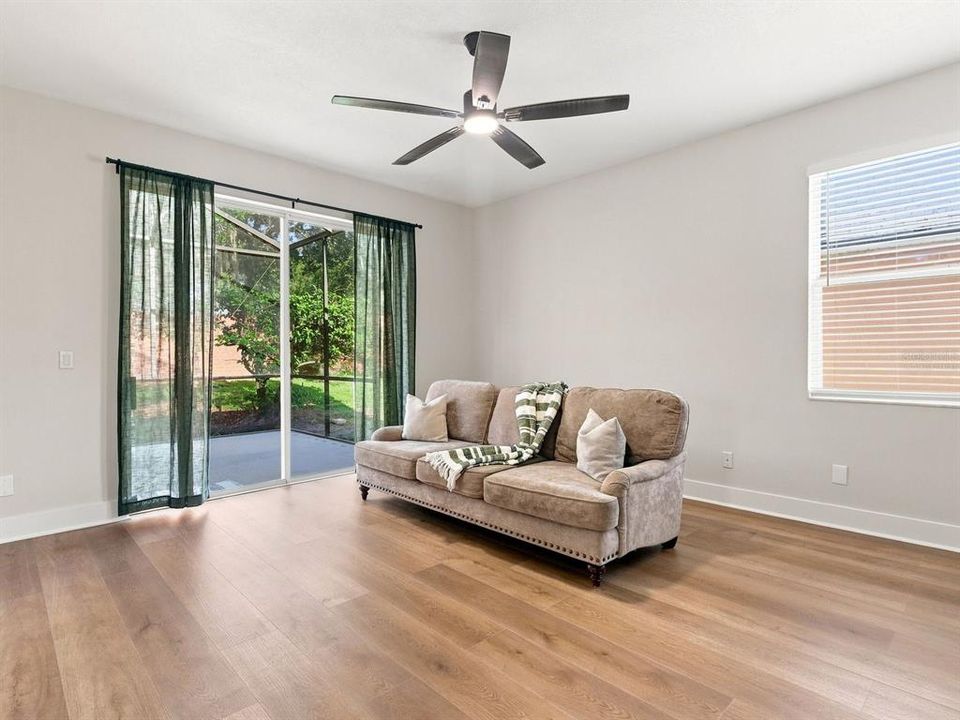 For Sale: $425,000 (4 beds, 2 baths, 1952 Square Feet)