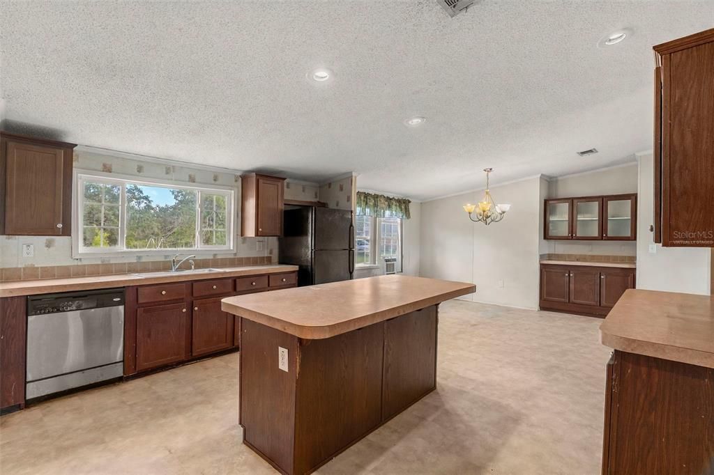 En Venta: $295,000 (4 camas, 2 baños, 2310 Pies cuadrados)