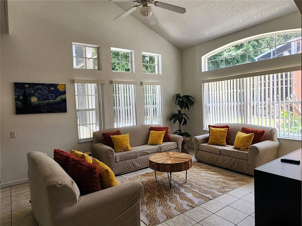 En Venta: $279,900 (4 camas, 3 baños, 1645 Pies cuadrados)