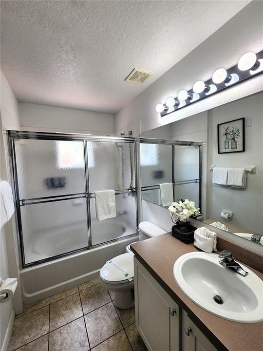 En Venta: $279,900 (4 camas, 3 baños, 1645 Pies cuadrados)