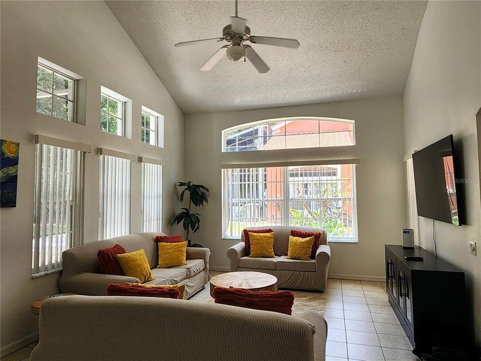 En Venta: $279,900 (4 camas, 3 baños, 1645 Pies cuadrados)