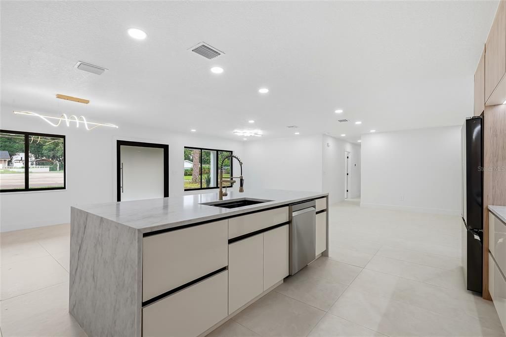 Activo con contrato: $750,000 (4 camas, 2 baños, 1893 Pies cuadrados)