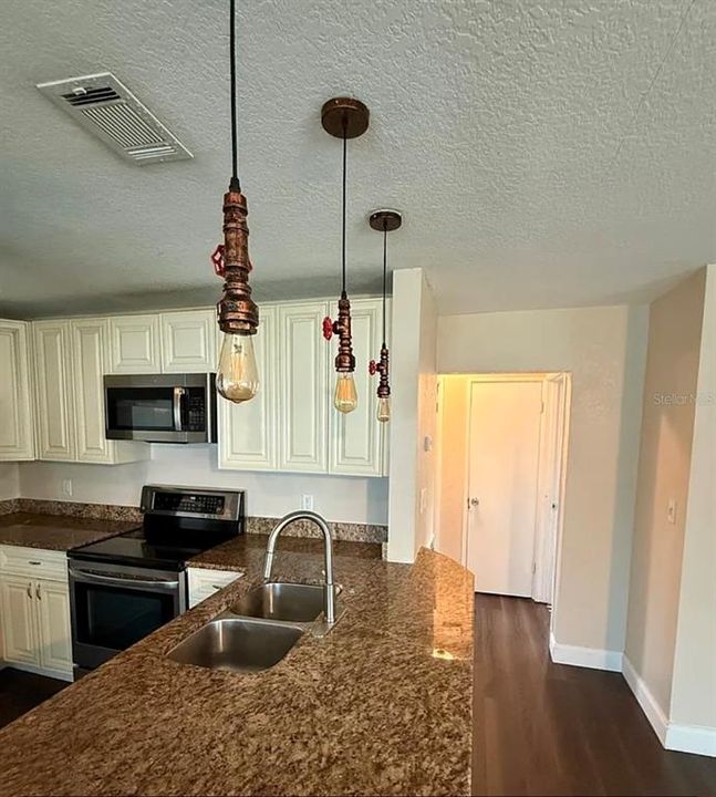 For Rent: $2,499 (3 beds, 1 baths, 1130 Square Feet)