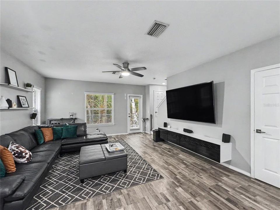 For Rent: $2,050 (2 beds, 2 baths, 1320 Square Feet)