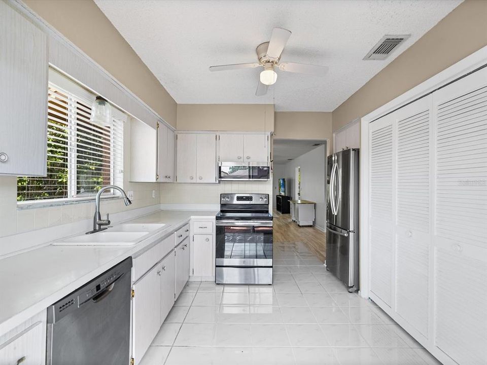 For Sale: $150,000 (2 beds, 2 baths, 1144 Square Feet)