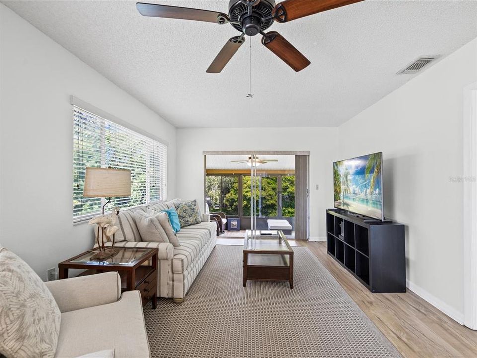 For Sale: $150,000 (2 beds, 2 baths, 1144 Square Feet)