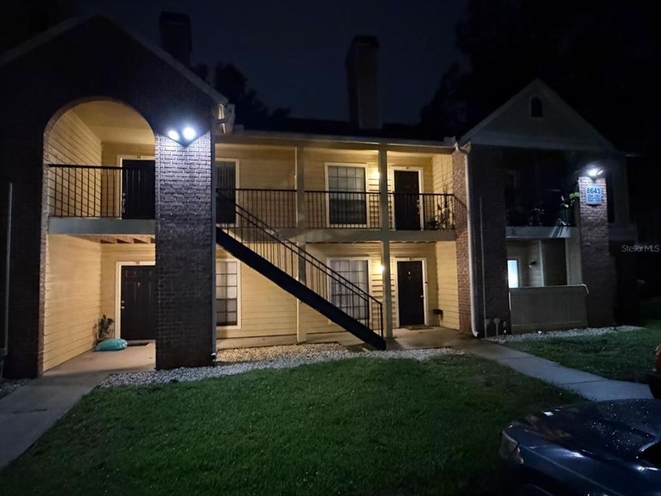 For Rent: $1,900 (2 beds, 2 baths, 918 Square Feet)