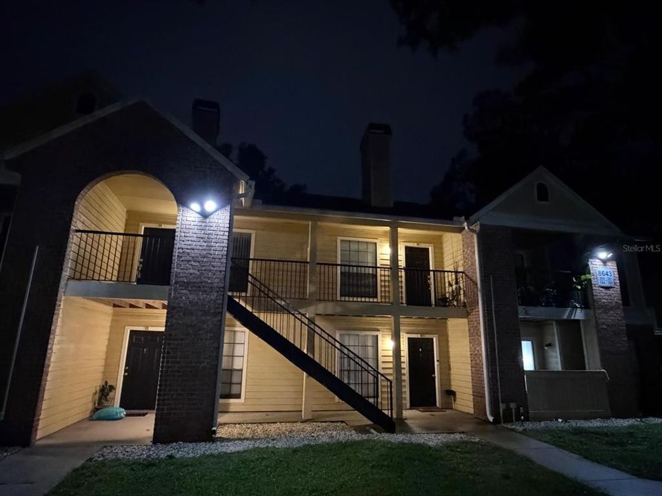 For Rent: $1,900 (2 beds, 2 baths, 918 Square Feet)