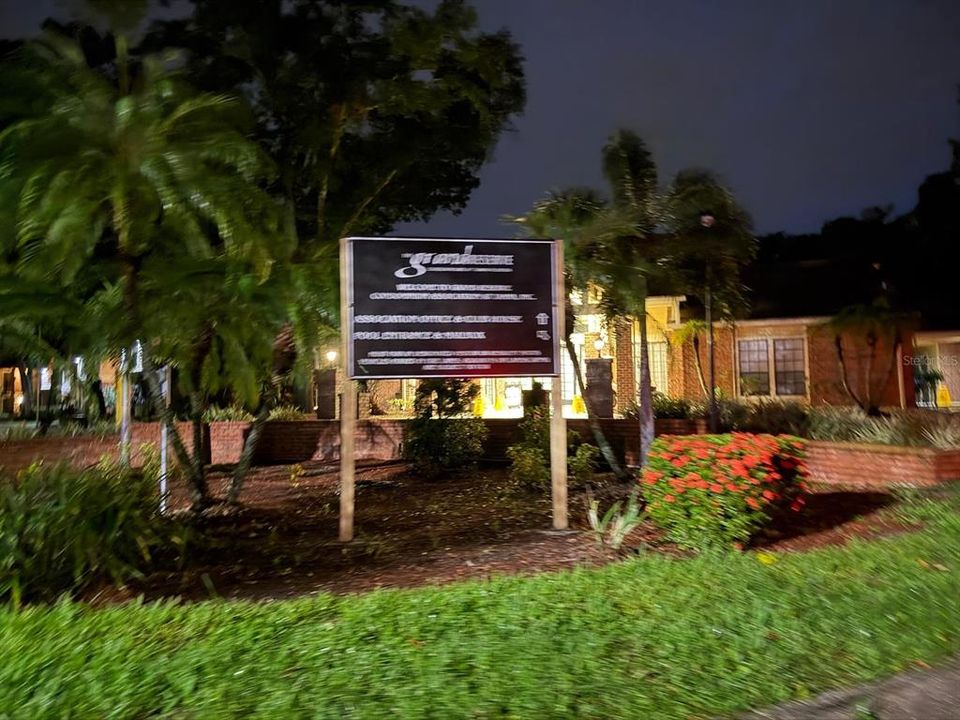 For Rent: $1,900 (2 beds, 2 baths, 918 Square Feet)