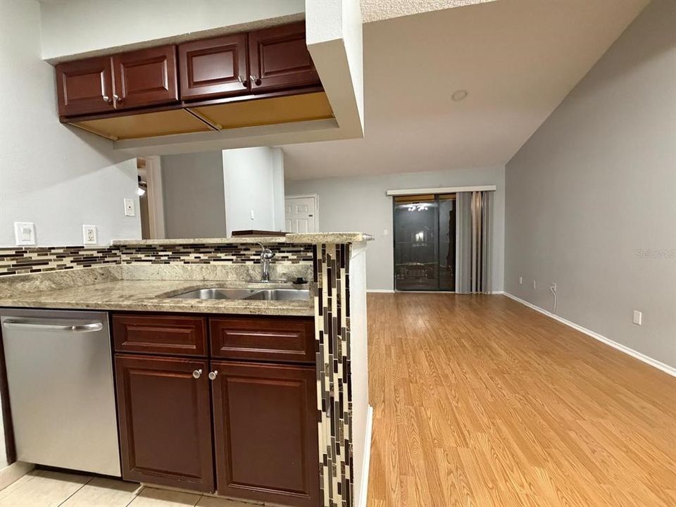 For Rent: $1,900 (2 beds, 2 baths, 918 Square Feet)