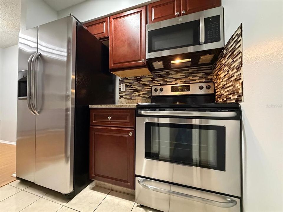For Rent: $1,900 (2 beds, 2 baths, 918 Square Feet)