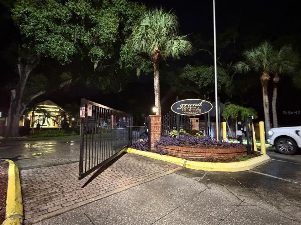 For Rent: $1,900 (2 beds, 2 baths, 918 Square Feet)