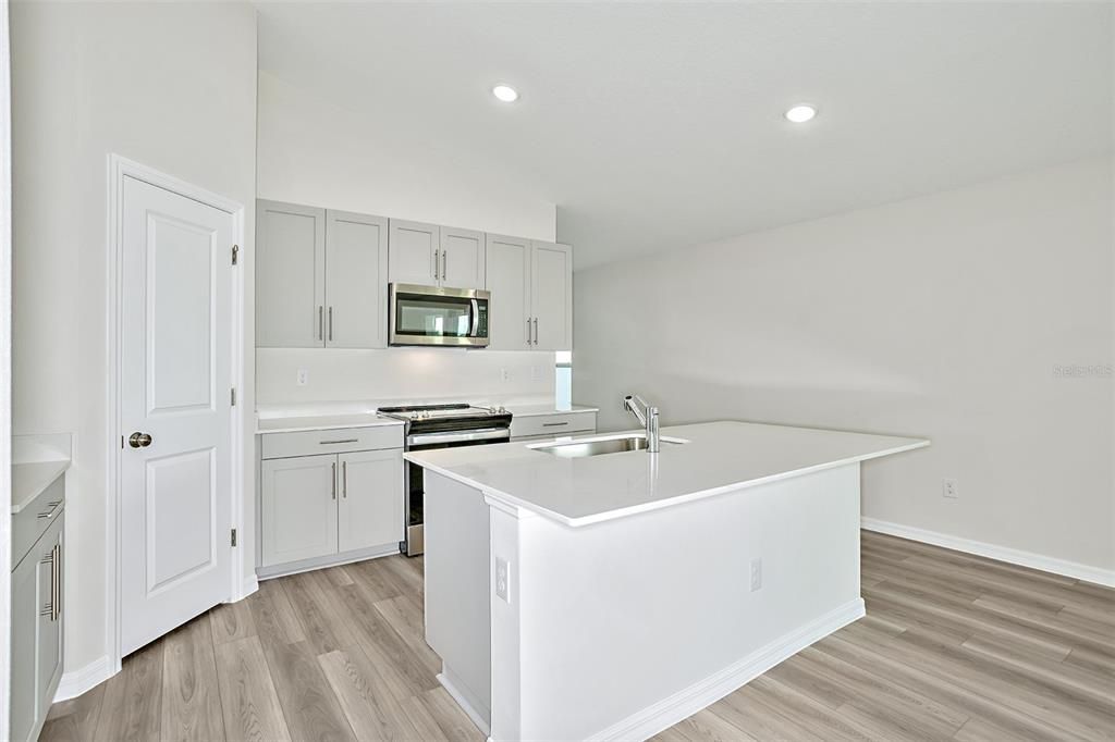 Activo con contrato: $355,990 (3 camas, 2 baños, 1615 Pies cuadrados)