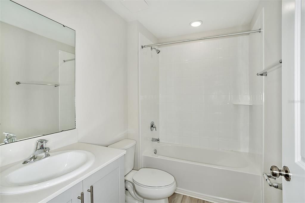 Activo con contrato: $355,990 (3 camas, 2 baños, 1615 Pies cuadrados)