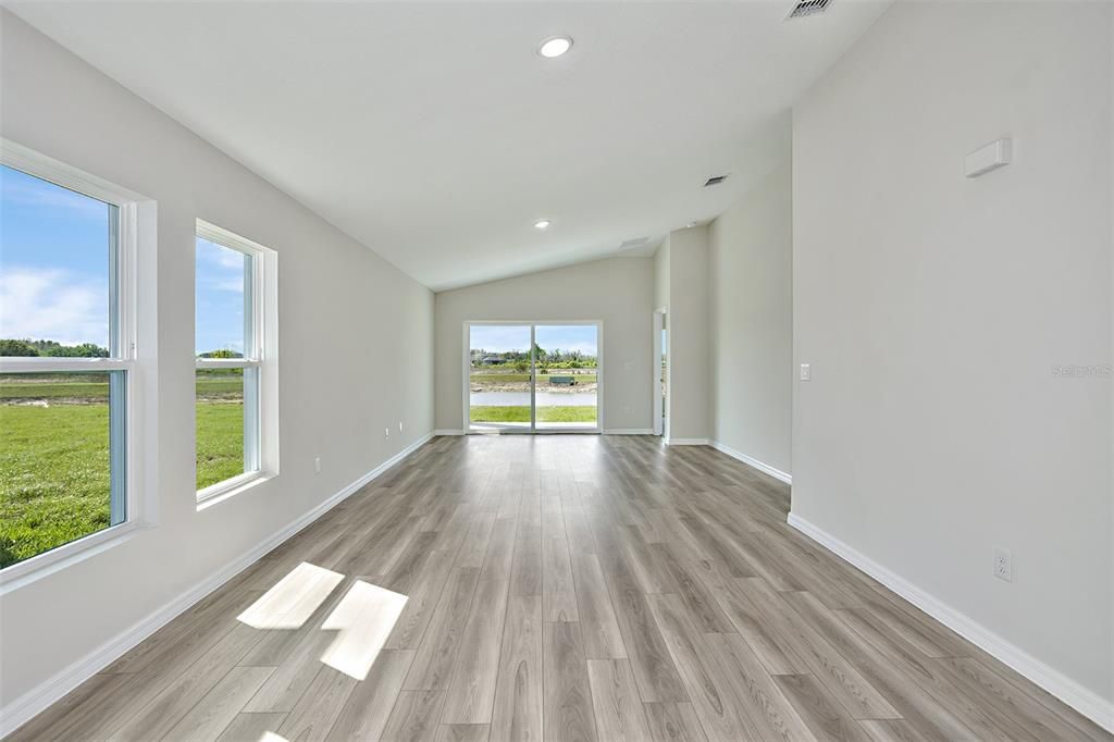 Activo con contrato: $355,990 (3 camas, 2 baños, 1615 Pies cuadrados)