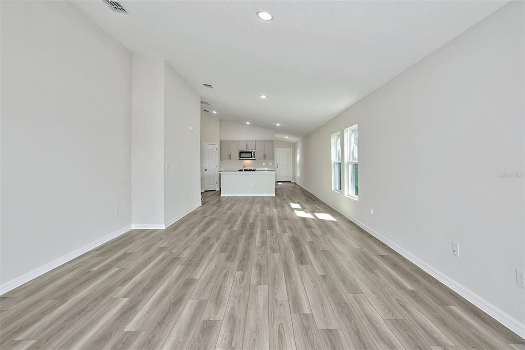 Activo con contrato: $355,990 (3 camas, 2 baños, 1615 Pies cuadrados)