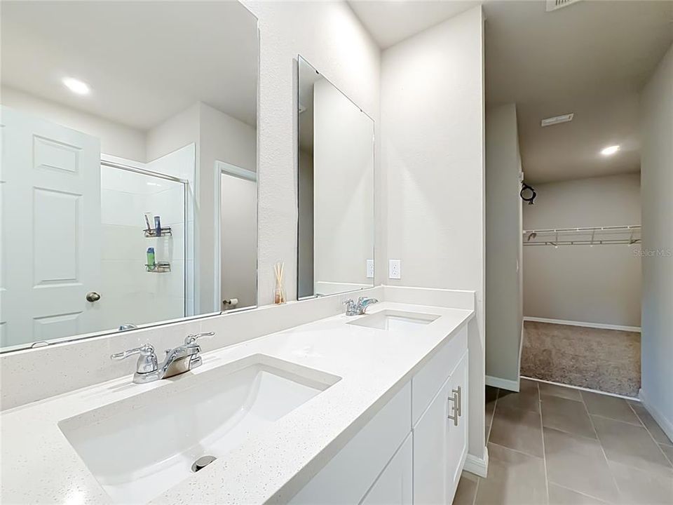 En Venta: $325,000 (4 camas, 2 baños, 2200 Pies cuadrados)