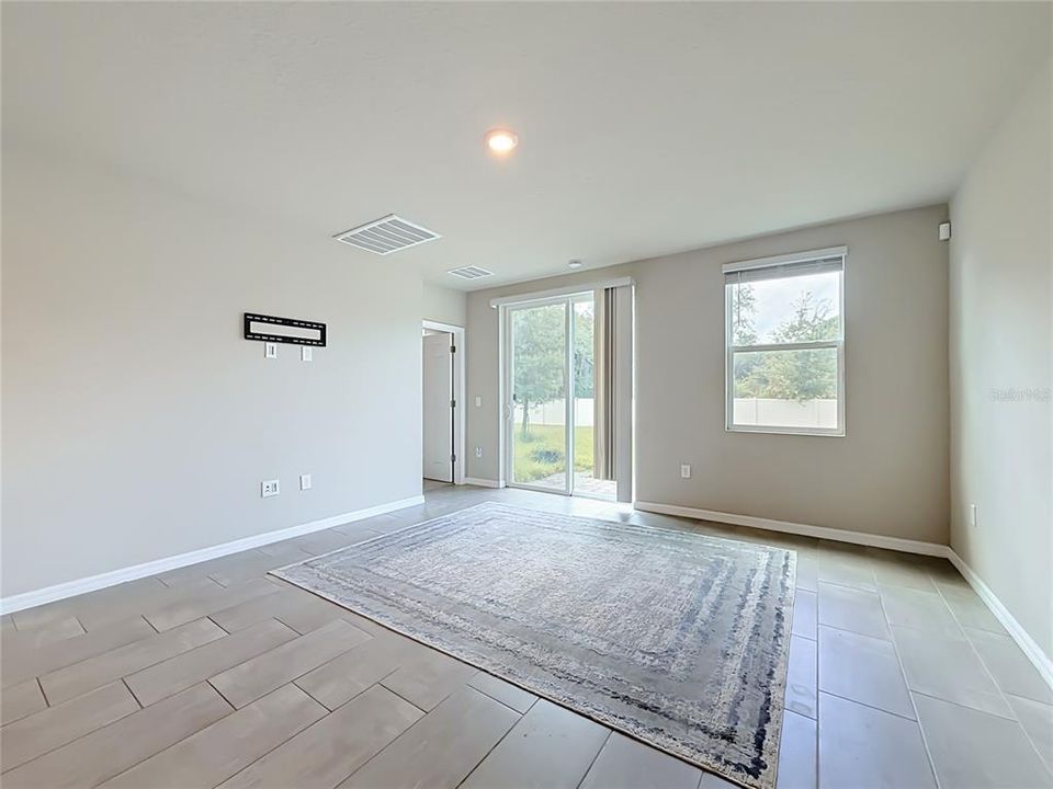 En Venta: $325,000 (4 camas, 2 baños, 2200 Pies cuadrados)