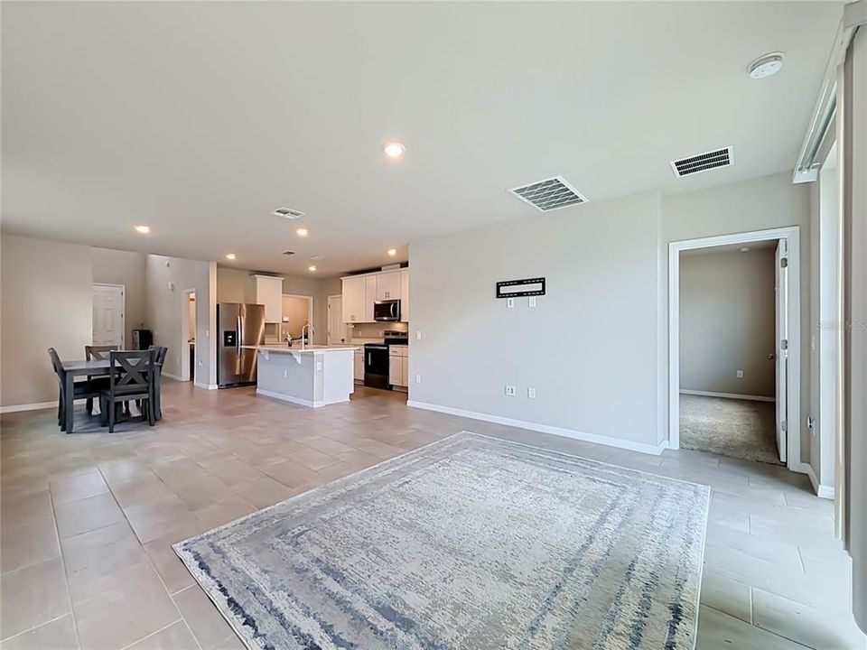 En Venta: $325,000 (4 camas, 2 baños, 2200 Pies cuadrados)
