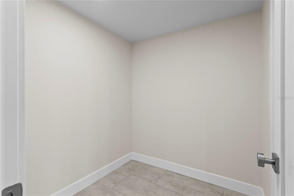 For Rent: $3,250 (1 beds, 1 baths, 1350 Square Feet)
