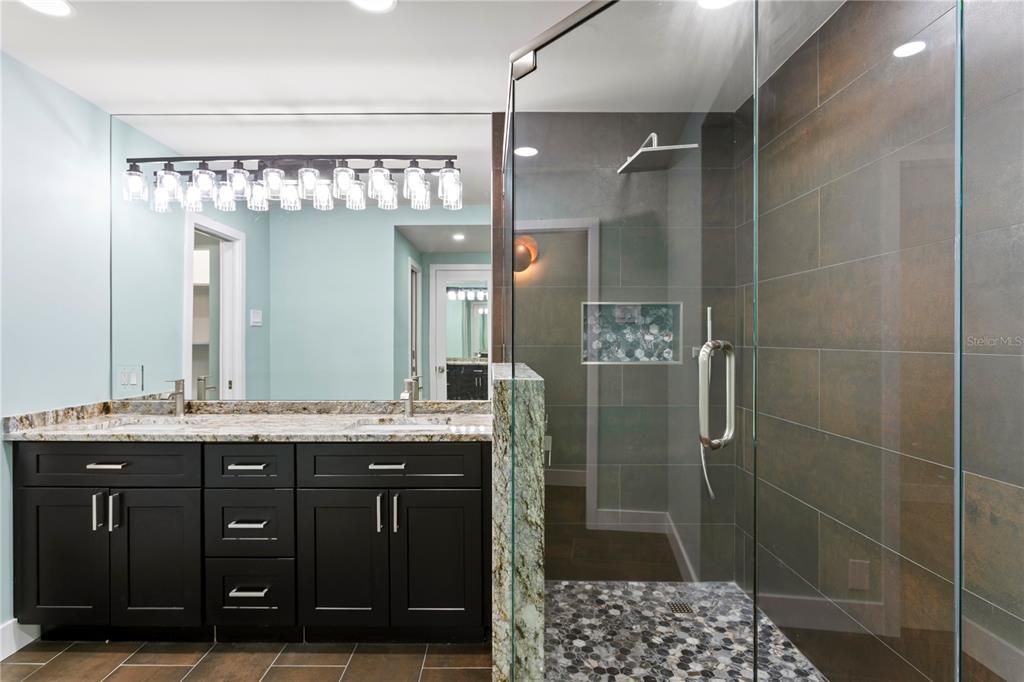 For Rent: $3,250 (1 beds, 1 baths, 1350 Square Feet)