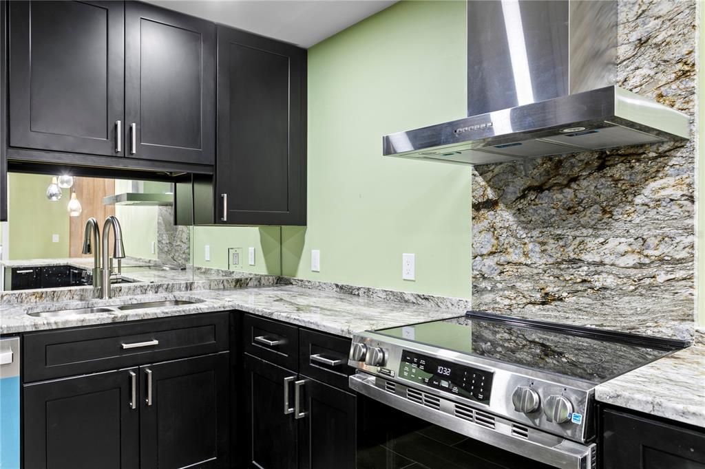 For Rent: $3,250 (1 beds, 1 baths, 1350 Square Feet)