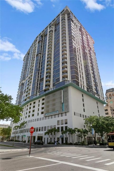 For Rent: $3,250 (1 beds, 1 baths, 1350 Square Feet)