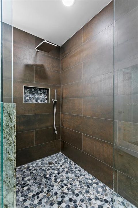 For Rent: $3,250 (1 beds, 1 baths, 1350 Square Feet)
