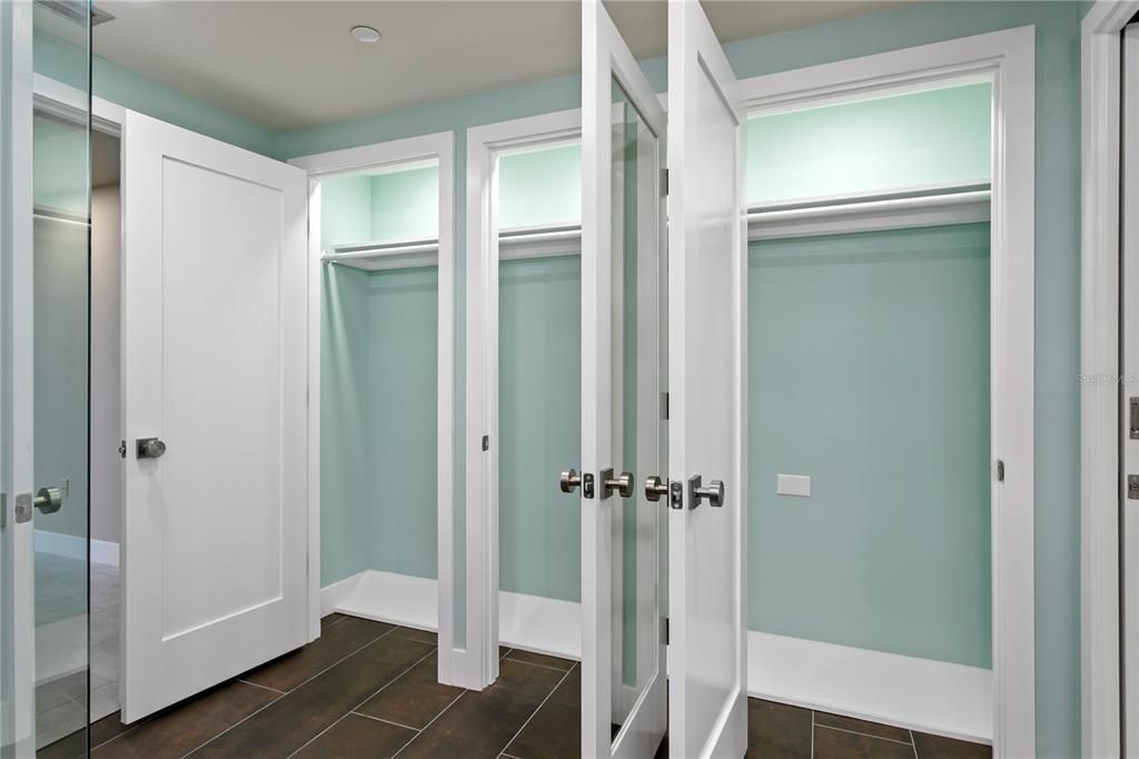 For Rent: $3,250 (1 beds, 1 baths, 1350 Square Feet)
