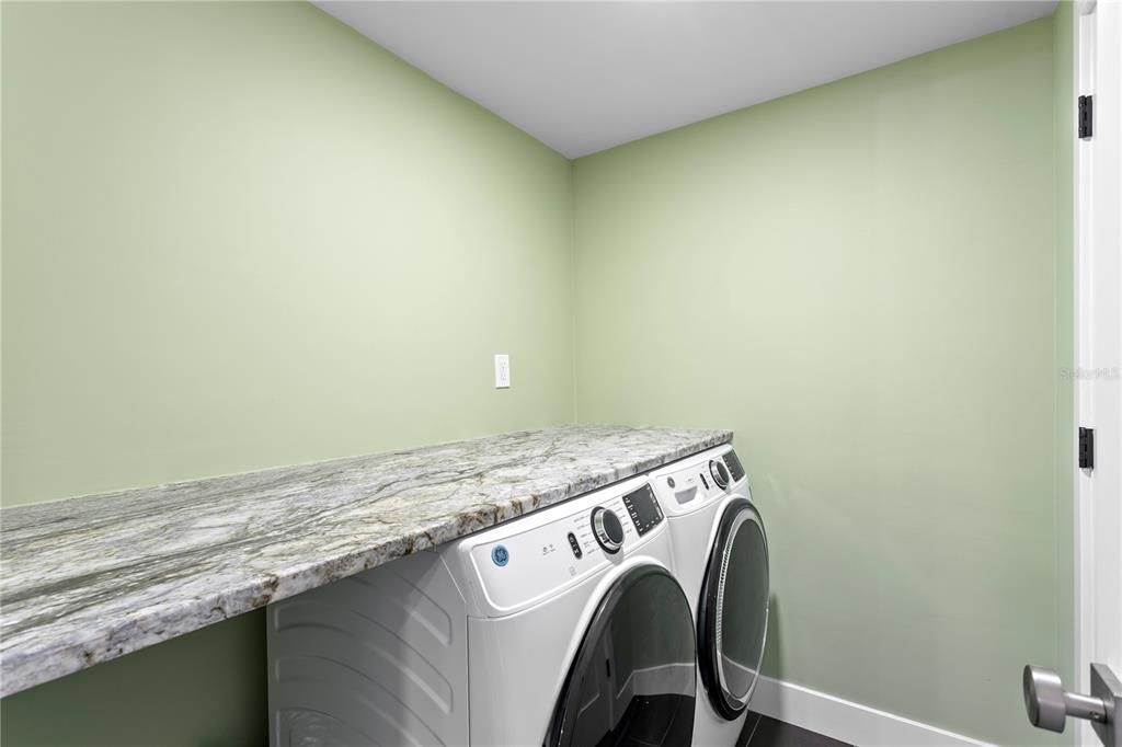 For Rent: $3,250 (1 beds, 1 baths, 1350 Square Feet)