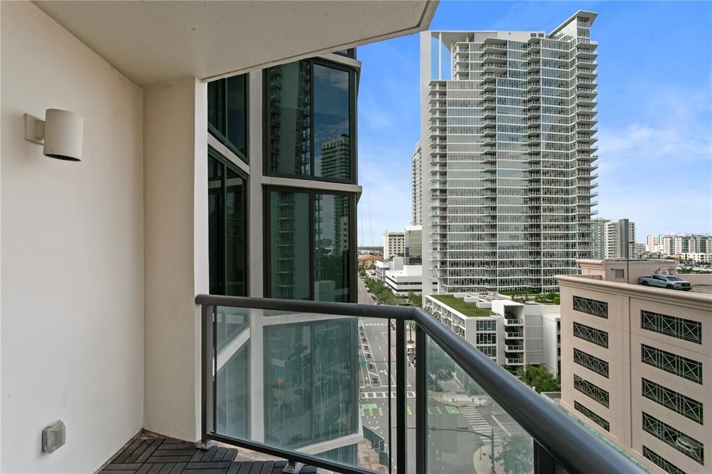 For Rent: $3,250 (1 beds, 1 baths, 1350 Square Feet)