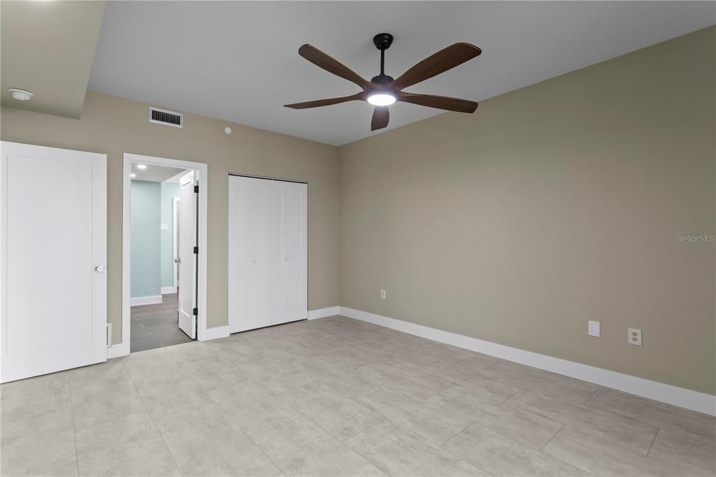 For Rent: $3,250 (1 beds, 1 baths, 1350 Square Feet)