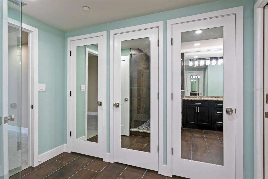 For Rent: $3,250 (1 beds, 1 baths, 1350 Square Feet)