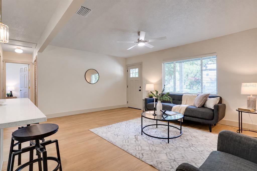 Activo con contrato: $449,000 (3 camas, 2 baños, 1260 Pies cuadrados)