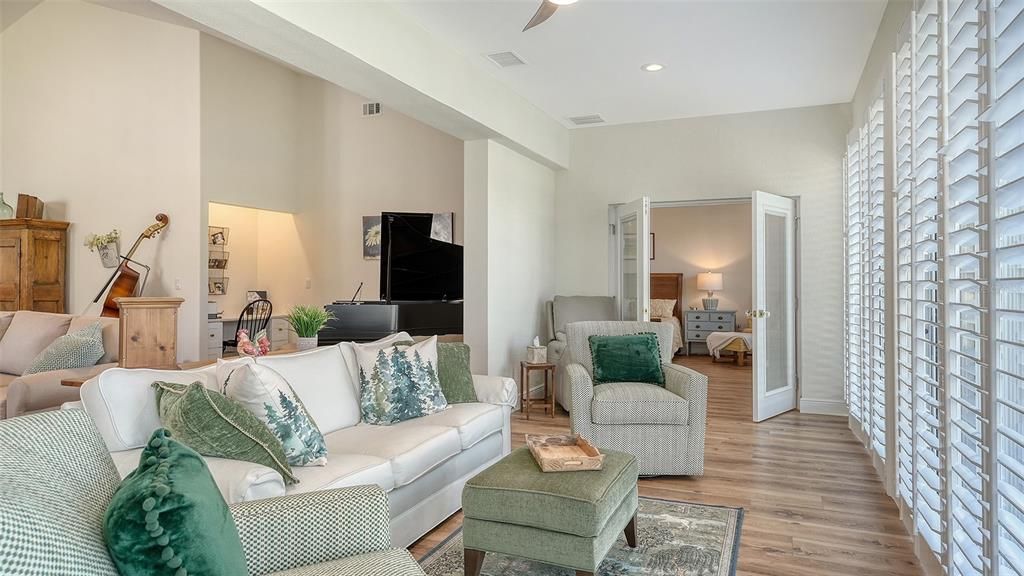 For Sale: $850,000 (3 beds, 2 baths, 2600 Square Feet)